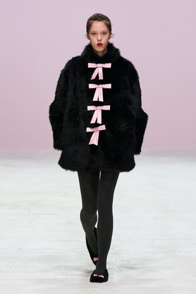 Modella con cappotto con fiocchi alla sgilata Vivetta