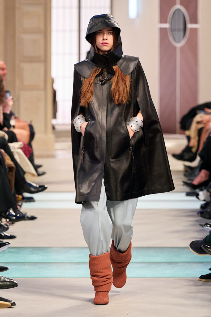 Modella con mantella sfilata Louis Vuitton