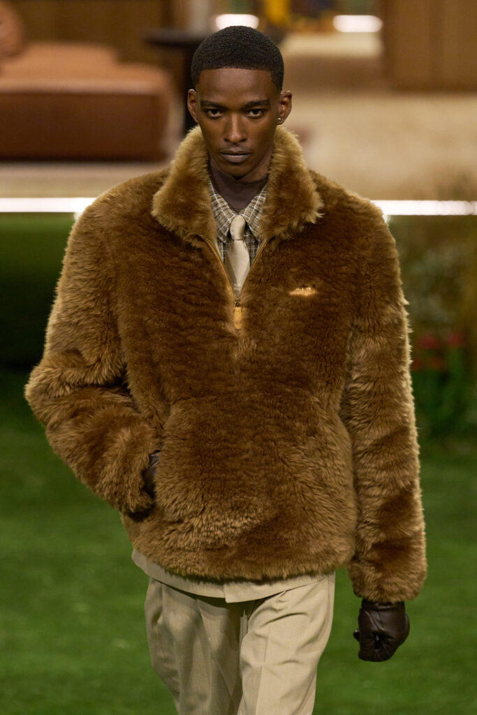 tendenza moda uomo 2026 cosa rubare al guardaroba di lui giacca morbida pelliccia ecologica