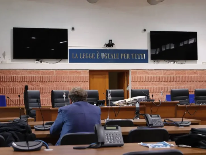 Il bambino picchiato con il cucchiaio sale sul palco a teatro, il nuovo video al vaglio del tribunale minorile