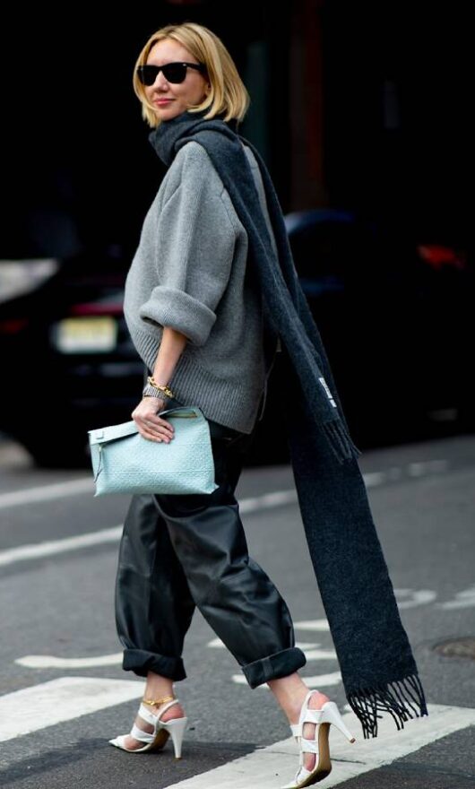 C'è un nuovo modo di portare la sciarpa e dovresti conoscerlo subito