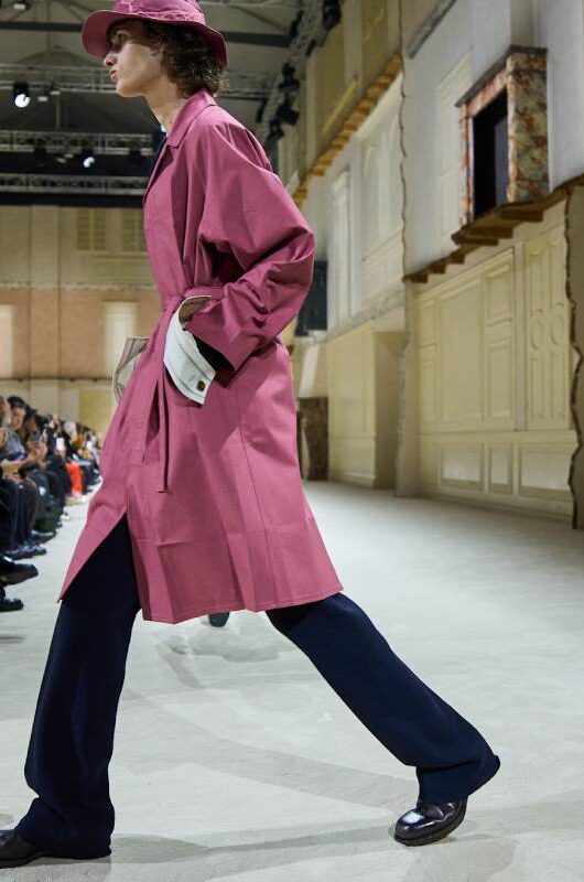 Cosa rubare al guardaroba di lui? Te lo svelano le sfilate, con 5 must-have