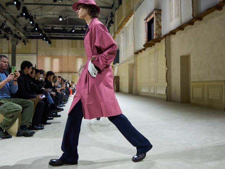 Cosa rubare al guardaroba di lui? Te lo svelano le sfilate, con 5 must-have
