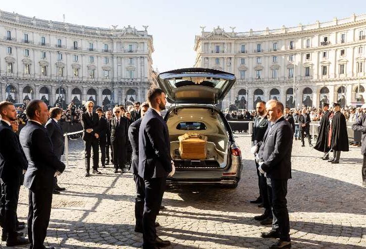 la bara di valentino dentro al carro funebre