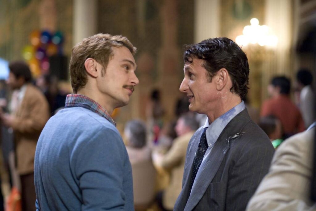 Sean Penn e James Franco nel film Milk
