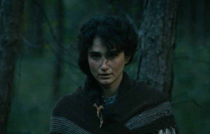 Donna con lo sguardo perso