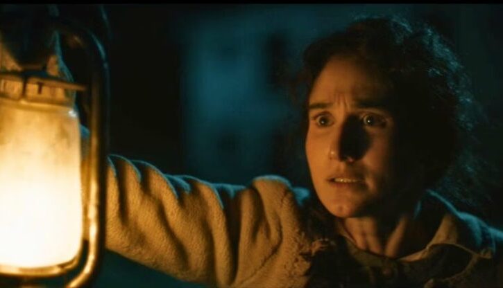 donna con una lampada in mano