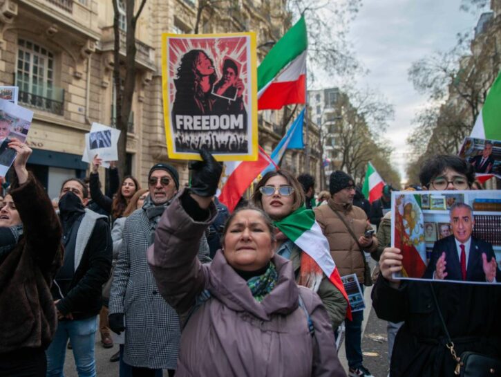 Costretta a lasciare la sua terra, lancia un appello: «Ascoltate la vera voce dell'Iran»