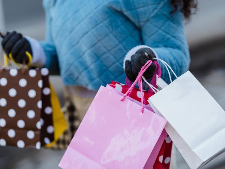 Shopping emotivo: perché comprare ci consola (da Becky Bloomwood a Carrie Bradshaw)