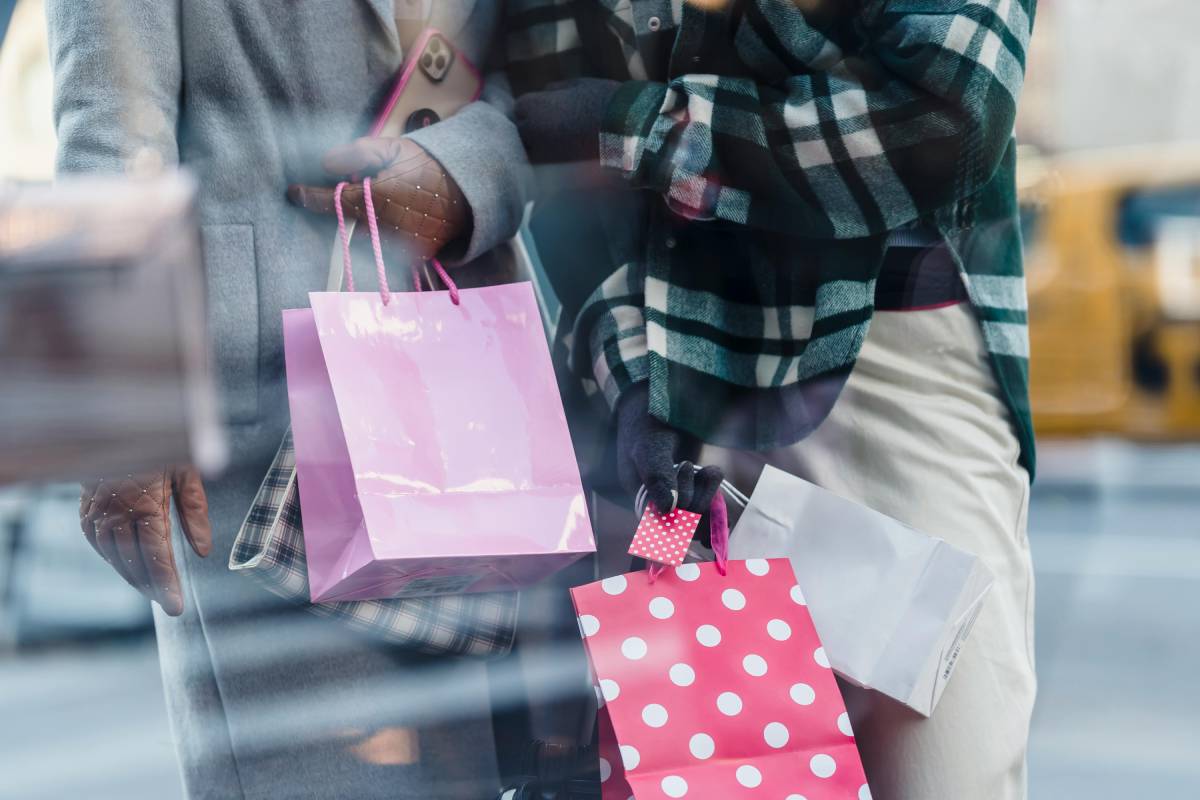 shopping emotivo tra amiche con pacchetti e sacchetti