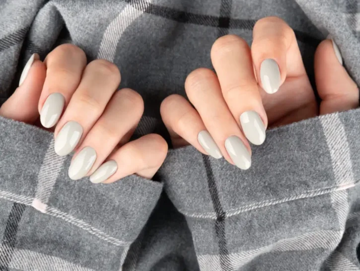 Inverno all'insegna dell'eleganza con lo smalto grigio