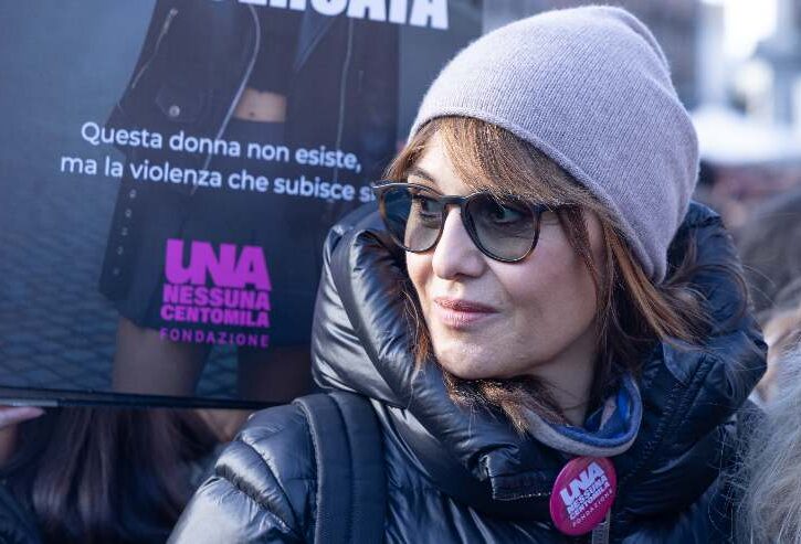 Paola Cortellesi con cappellino e occhiali da sole