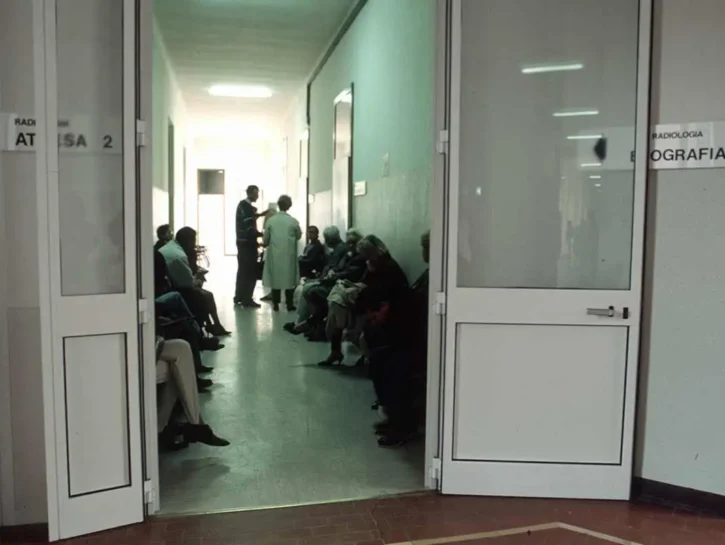 Sanità, tempi d'attesa troppo lunghi: gli italiani si indebitano per curarsi