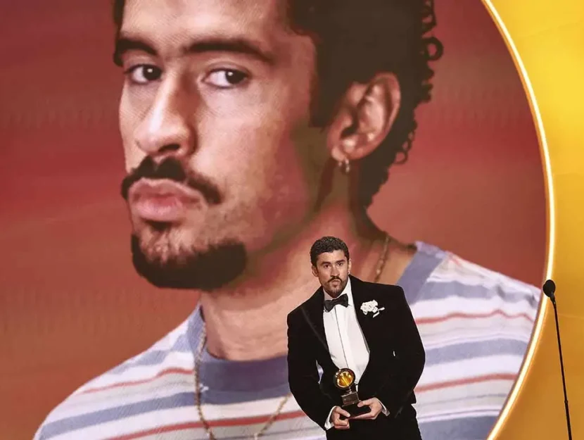Bad Bunny parla sul palco della Crypto.com Arena di Los Angeles durante la serata dei Grammy