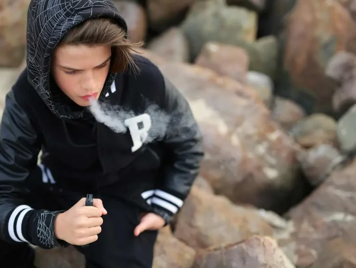 Troppi social media? Nei giovani fa aumentare il rischio di fumare: la ricerca