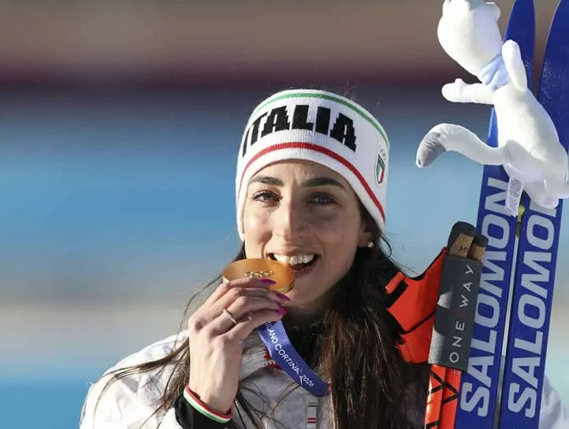 Lisa Vittozzi sorride sul podio con la medaglia d'oro conquistatat nell'inseguimento femminile 10 km di biathlon alle Olimpiadi di Milano-Cortina 2026