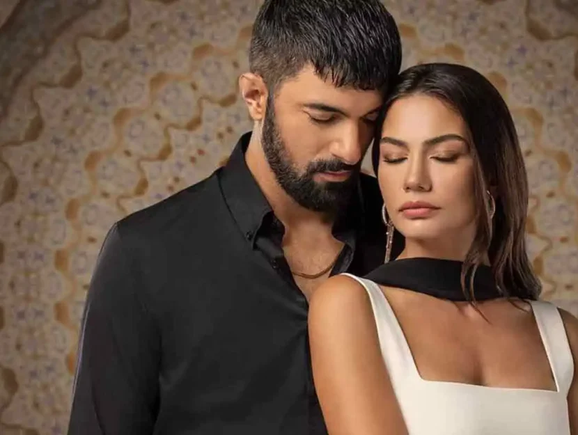 Farah con il protagonista della serie vicini l'una all'altro