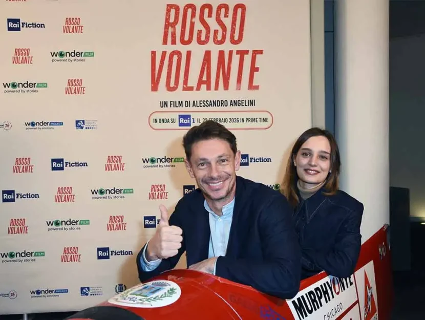 Giorgio Pasotti e Denise Tantucci insieme su un bob durante la presentazione del film «Rosso Volante»