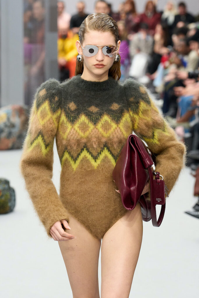 indossa maglione Fair Isle alla sfilata Acne Studios
