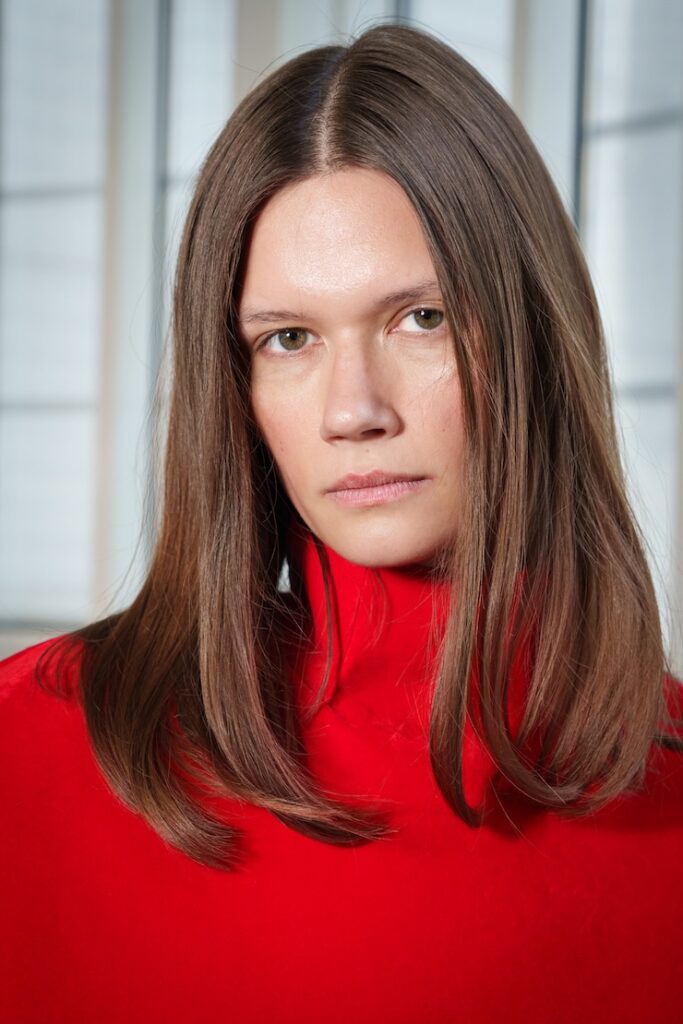 capelli lisci medi riga in mezzo