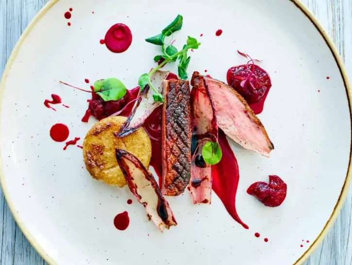 Anatra arrosto con salsa di barbabietole, equilibrio di contrasti
