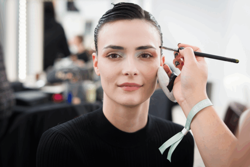 Primo piano di modella nel backstage di Armani Prive bks S26