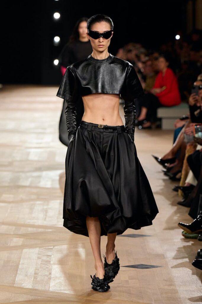 Modella con bubble skirt alla sfilata Balanciaga
