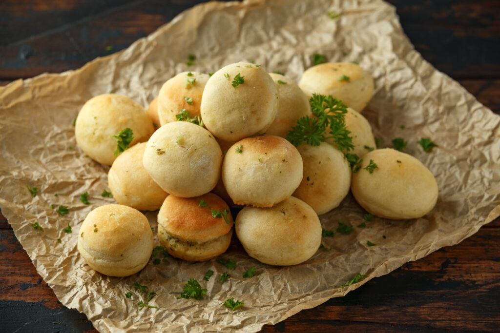 Bocconcini di focaccia con erba cipollina su carta forno