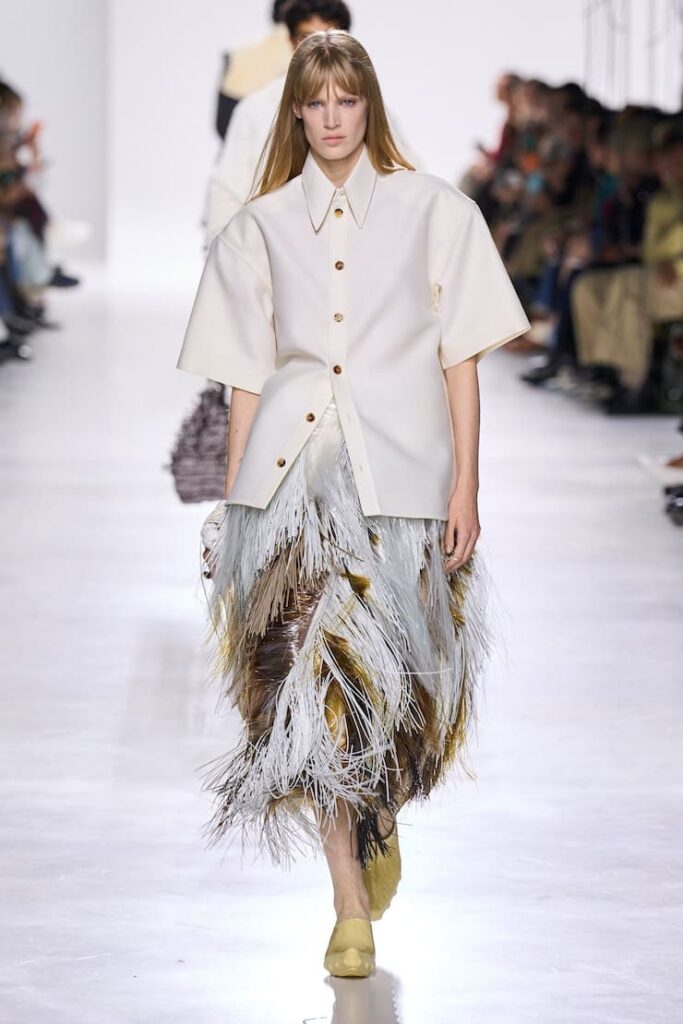 Modella con gonna con frange da Bottega Veneta