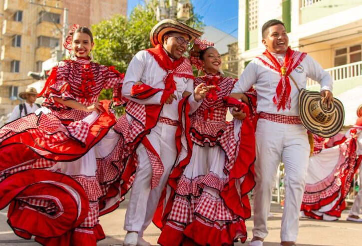 Due uomini e due donne in abiti tradizionali al Carnevale di Barranquilla