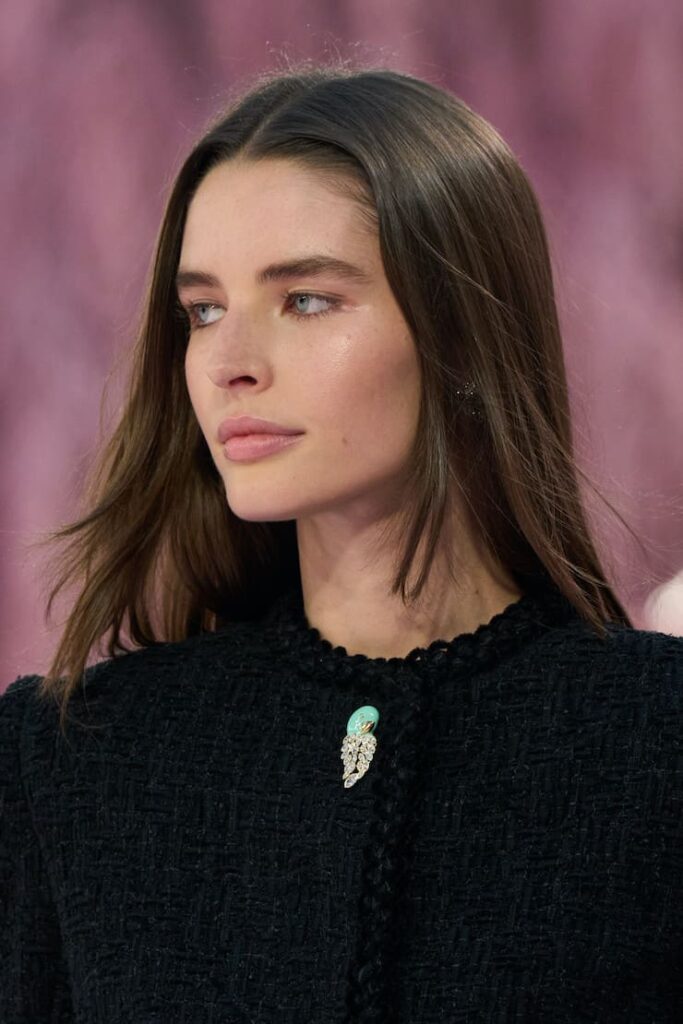 Modella con spilla alla sfilata Chanel Haute couture
