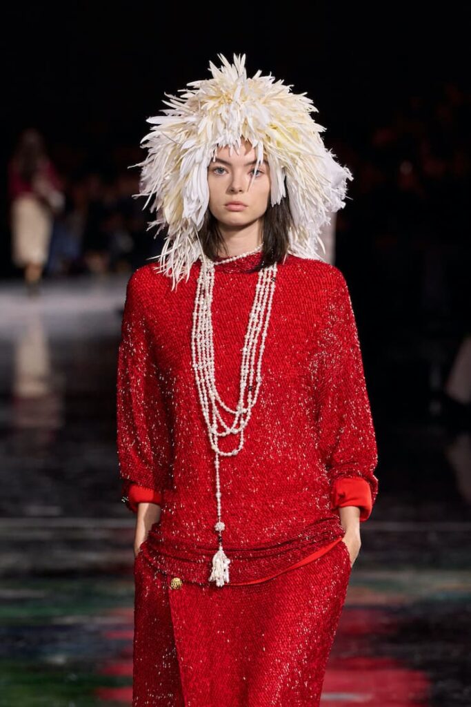 Modella con capricapo piumato alla sfilata Chanel