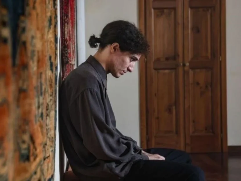 Dario Aita nel film "Franco Battiato il lungo viaggio" interpreta Franco Battiato