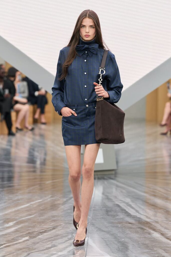 Modella con look navy alla sfilata Dior