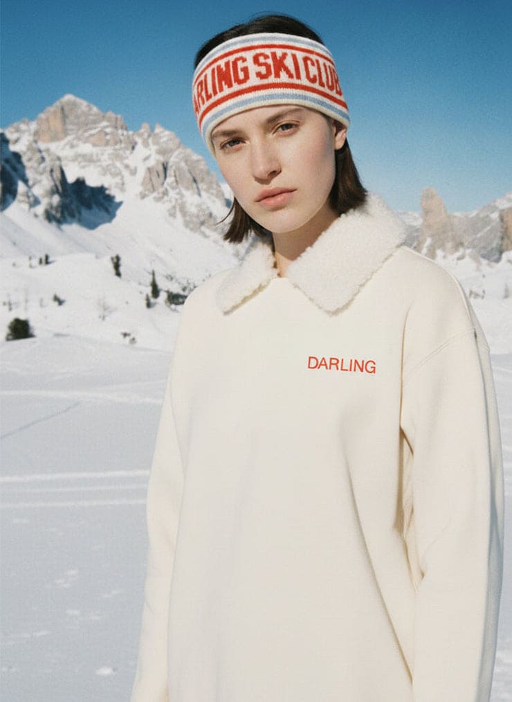 Modella indossa abbigliamento da neve Darlong