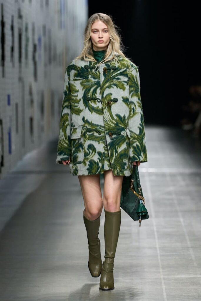 Una modella indossa un montgomery alla sfilata Etro