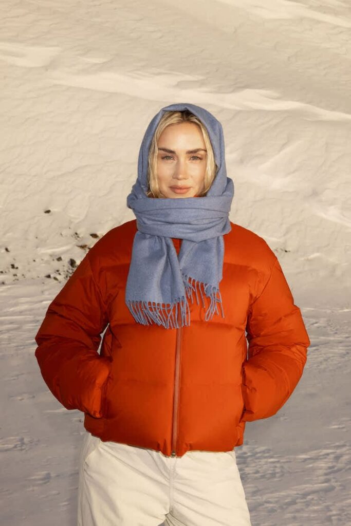Modella indossa abbigliamento da neve Uniqlo