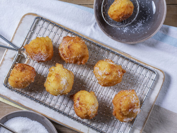 Frittelle di cous cous con mela e uvetta