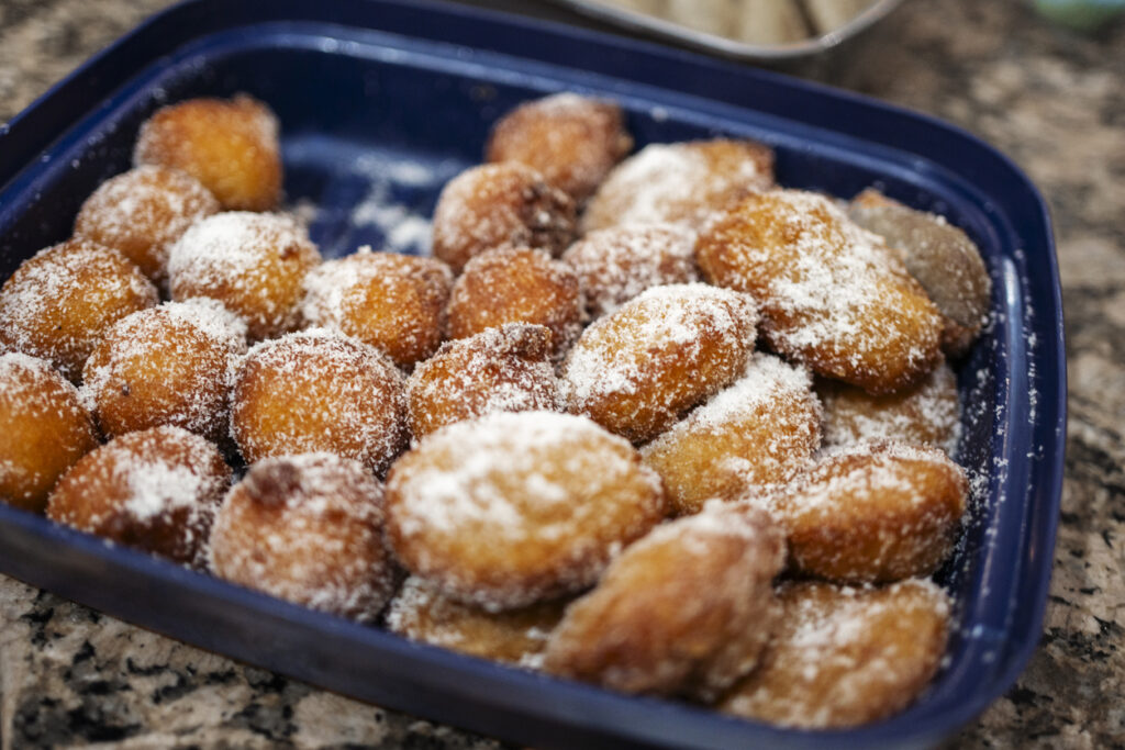 Frittelle dolci su vassoio 