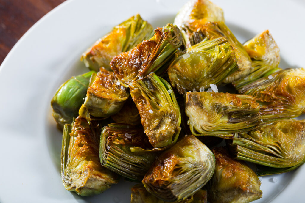Carciofi al forno su piatto