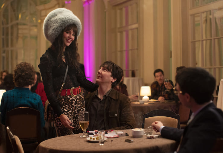 Alicia Vikander e Paul Dano in una scena del film "Il mago del Cremlino"
