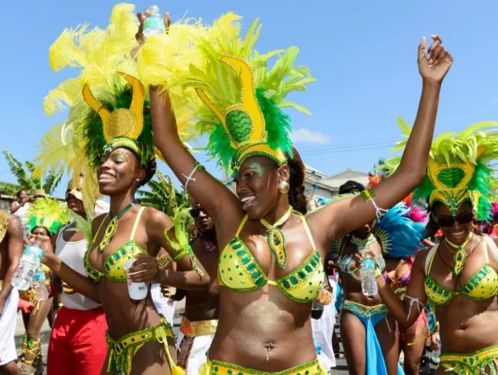 Ragazze in costume festeggiano il carnevale di Barbados