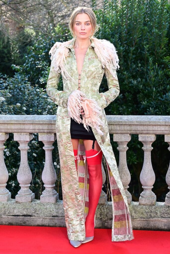 Margot Robbie indossa un abito John Galliani