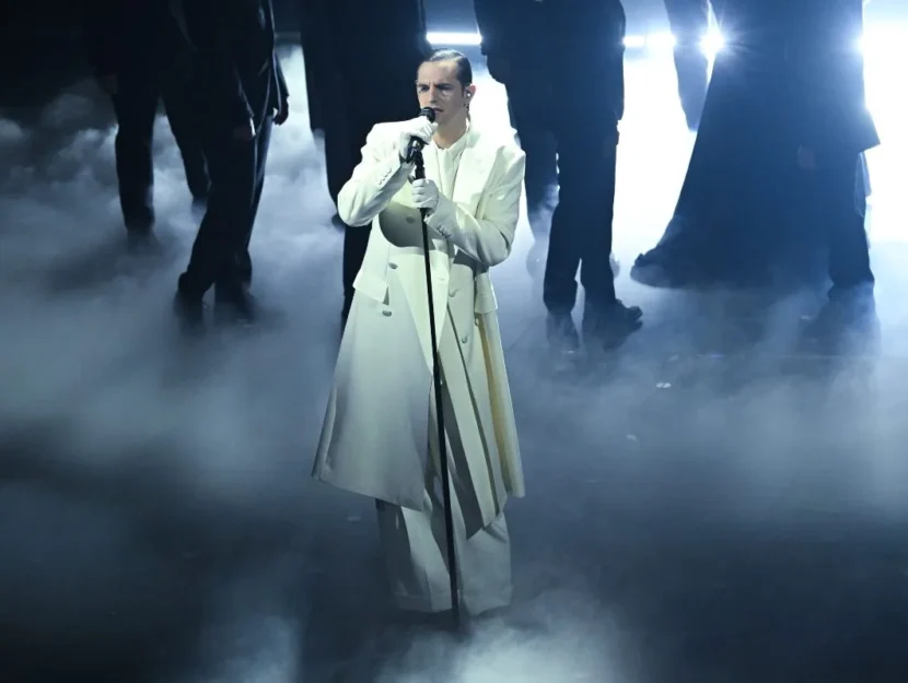 Achille Lauro a Sanremo 2026 rende omaggio alle vittime di Crans-Montana