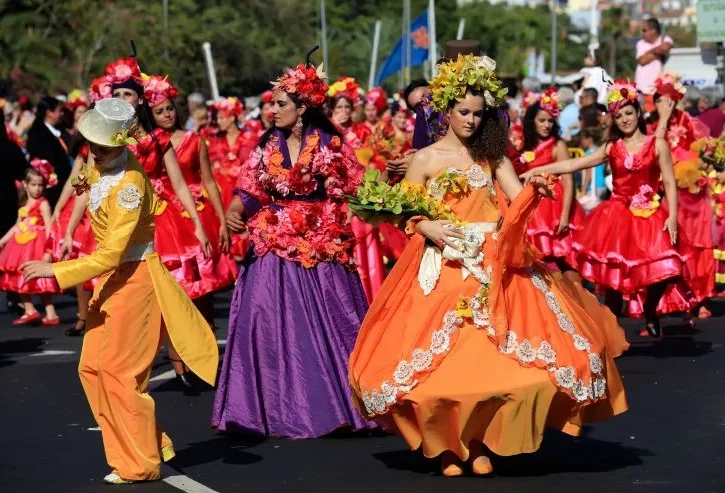 Un momento della sfilata del carnevale a Madeira