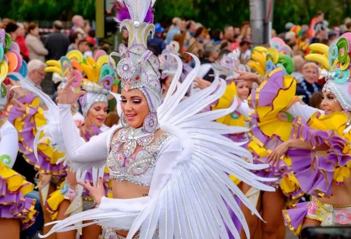 Una donna balla durante una sfilata per il Carnevale a Santa Cruz de Tenerife