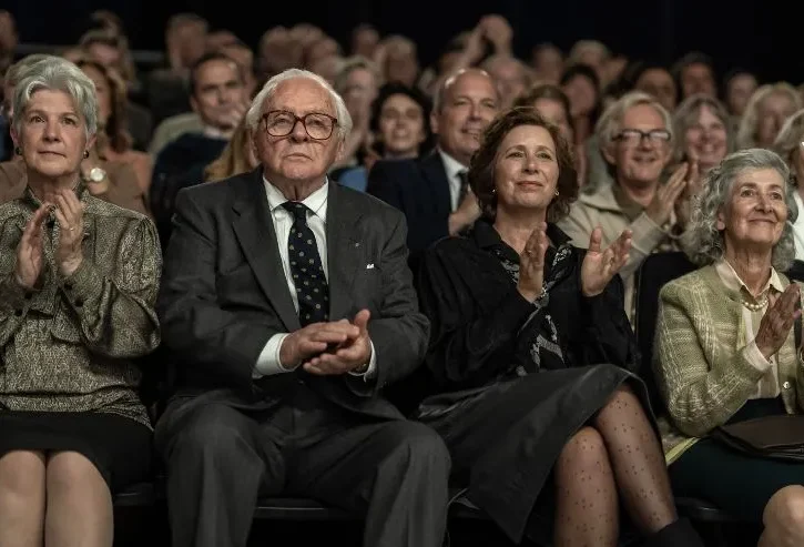 Una scena di One Life con Anthony Hopkins