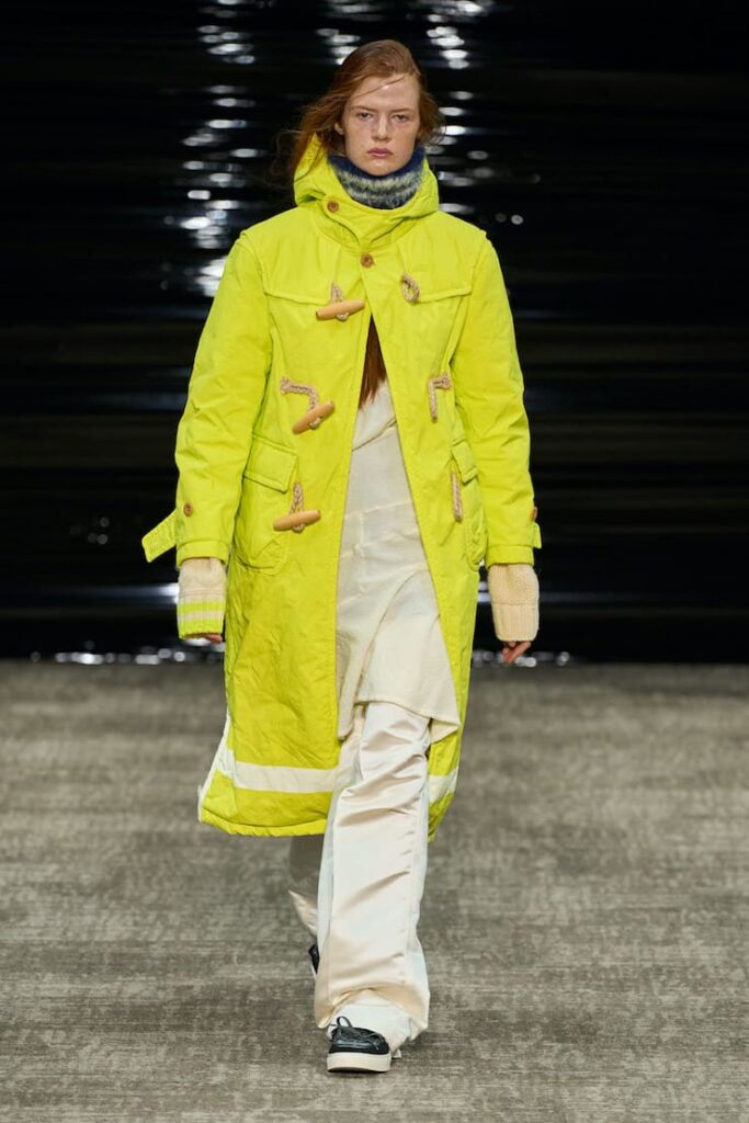 Una modella indossa un montgomery giallo fluo alla sfilata Kolor
