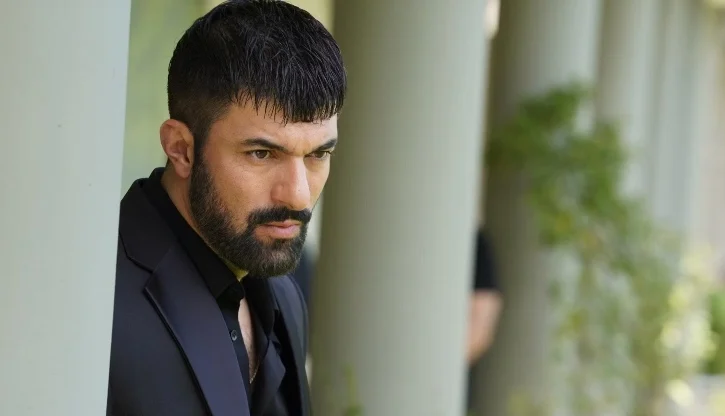Engin Aky&uuml;rek interpreta Tahir in Io sono Farah