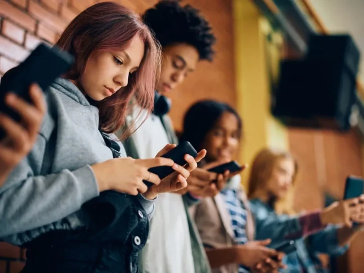 Social network vietati ai minori di 16 anni, anche la Grecia vuole introdurre il divieto